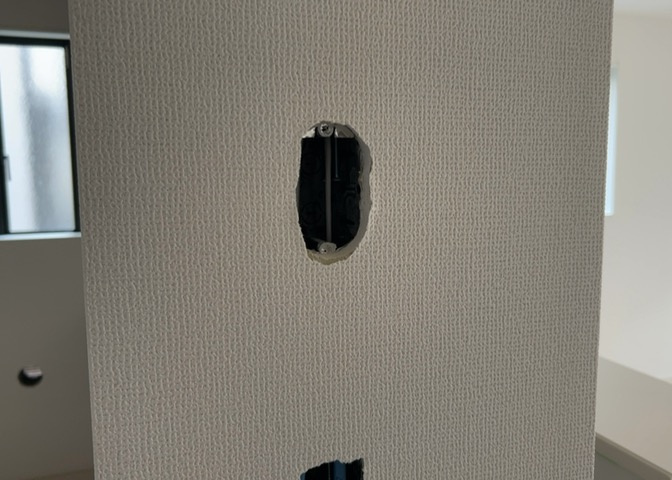 モニターで来訪者を確認して、目的が分からない場合はインターホンを通じて室内から会話することができます。怪しいと感じた場合はインターホン越しにお帰りいただくことができるので、直接会うことがなく安全です。