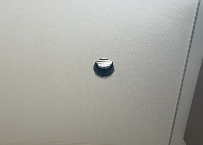 1日中建物内の換気が行われるように設計された仕組みです。気密性の高い住宅は、家に籠った空気でシックハウス症候群になる可能性がありますが、24時間換気システムであれば計画的な換気で対策が可能です。