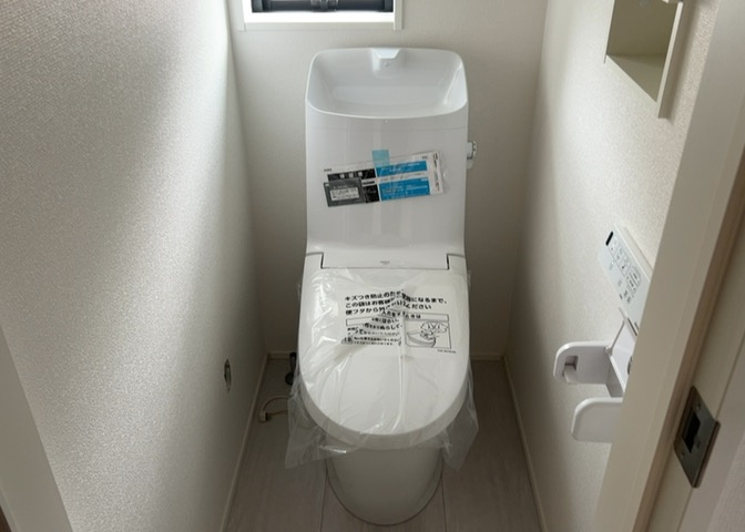 トイレは大きさや形、機能、抗菌性などが異なる多種多彩なタイプが各メーカーから出ています。それぞれに良さがあるため、事前にどういったタイプのトイレがいいのかをご家庭内で決めて、内見に行くといいでしょう。