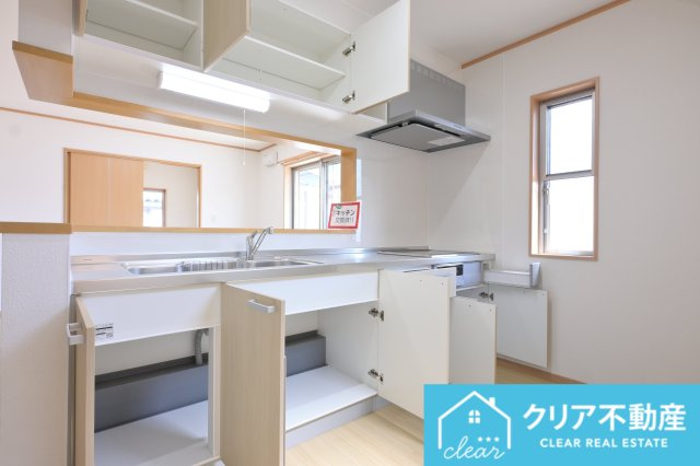 9か所も収納があり大きなお鍋や調理器具もしっかり収納できます♪