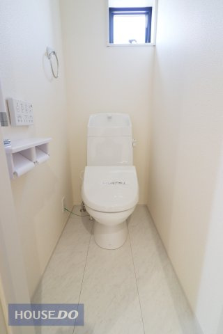 窓付きのトイレスペース。換気環境も良好です。