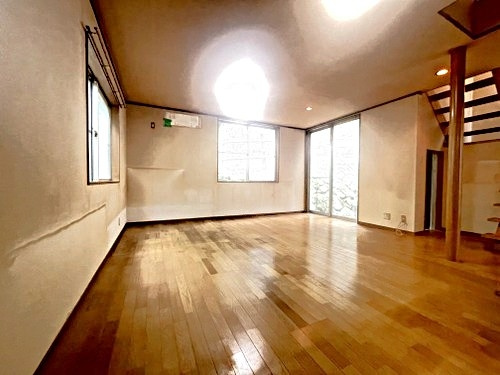 南側には建物も無く、日当たり良好です。