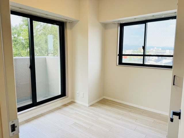 ～4.5帖の洋室　2面採光で明るく風通しの良いお部屋です～