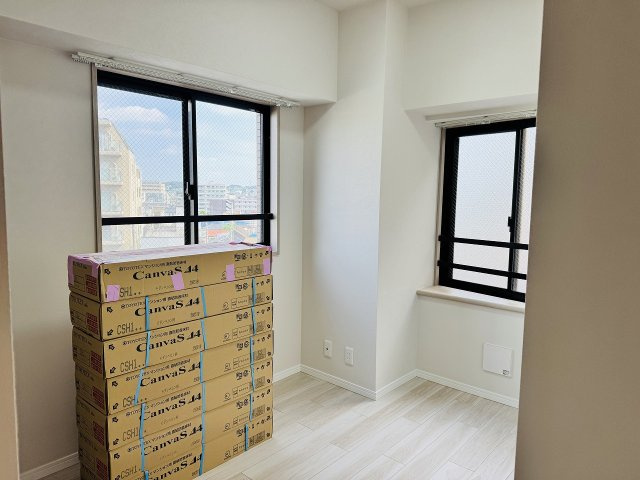 ～4.7帖の洋室　2面採光で明るく風通しの良いお部屋です～