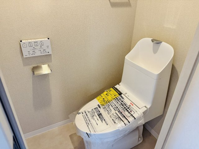 ～新規交換済、暖房温水洗浄機能付きトイレ　冬場は特に嬉しい機能ですね～