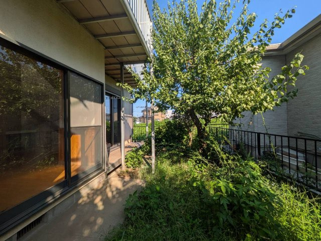 お花のお手入れや家庭菜園などをのびのび楽しめるプライベートなお庭空間！四季折々の自然を身近に感じながら、心豊かで爽やかなひとときを過ごせます。