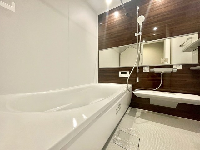 浴室乾燥機、標準仕様です。　高級感のある浴室で、気持ちよくご使用いただけます。