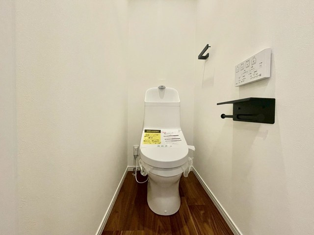 トイレ全体の空間を考慮し、リノベーション致しました。　落ち着いたデザイン、もちろんトイレも新調済み。