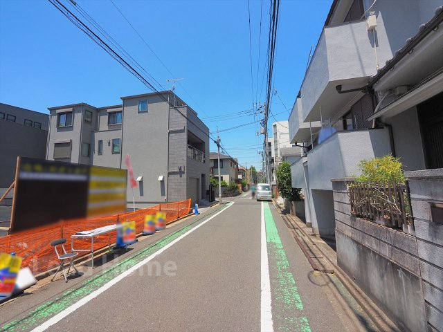 平坦で舗装された綺麗な道路に接しています！ベビーカーでの移動やお散歩も非常にスムーズに行えます♪