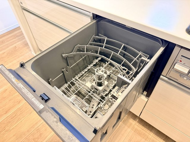 【食洗機】　手肌に優しく、家事の時短にもなる食洗機を完備。