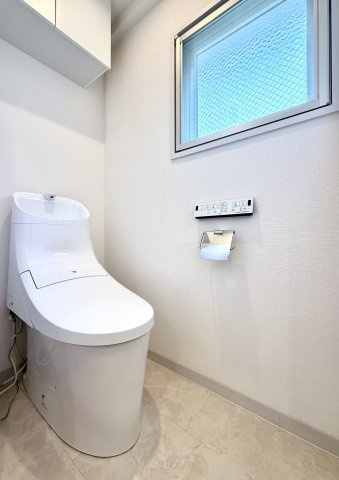 【トイレ】　洗浄機能付きトイレ。上部には収納付で、トイレットペーパー等、買い置きもしやすそうです。