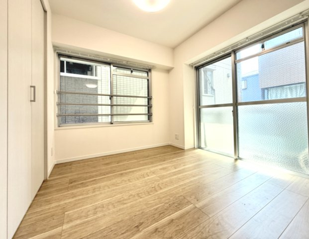 【洋室？】　リビング隣接の居室、続き間としての利用やセパレート型、使い勝手良いお部屋です。用途様々です♪バルコニーに面しており、開放感あります♪