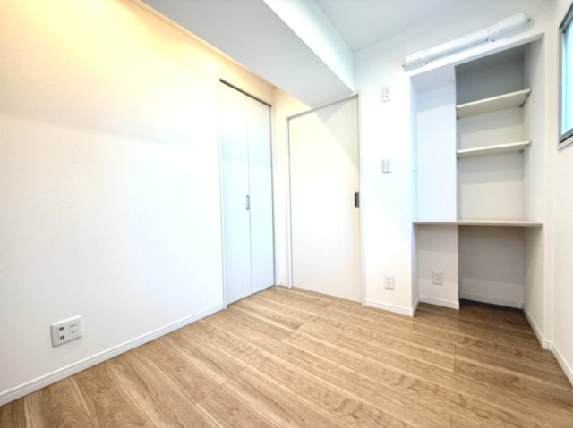 【洋室？】　お子様の勉強部屋、書斎など使い方を想像しながらぜひご覧ください。