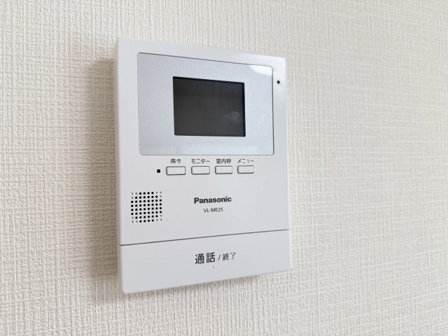 【TVモニター付きインターフォン】　訪問者の顔を見ることができるので、安心してドアを開けられます。