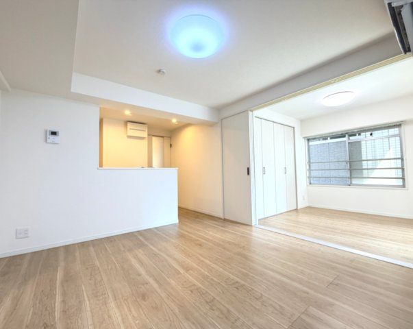 【LDK】　リビングに隣接する洋室の建具は引込み戸を採用。用途に合わせて空間をフレキシブルに活用できます。