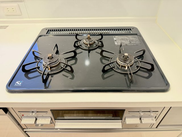 【3口コンロ】　3口コンロ、グリル付きでお料理のレパートリーも増えそうです。