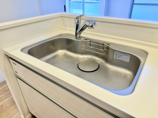 【シンク】　食器洗いもはかどる広々としたシンク。