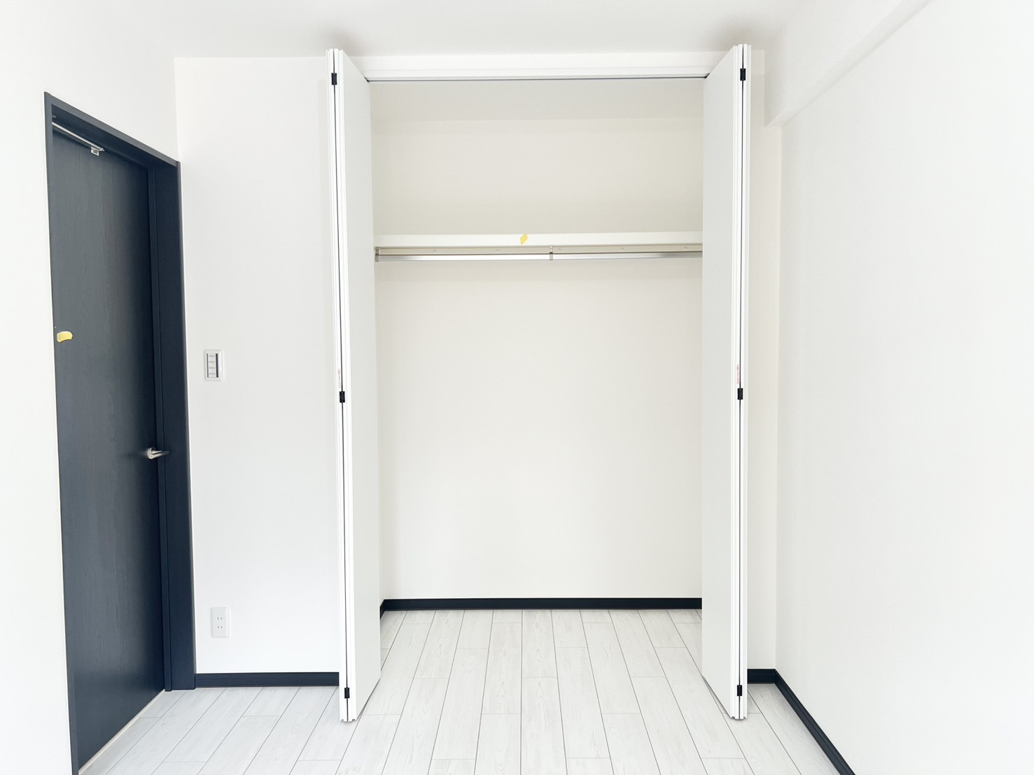 デザイン性を重視しすぎて収納が少なかった！なんてことにならないため、事前に現地で収納の数を確認しておくことをお勧めします。クローゼット以外にも床下収納や屋根裏収納、パントリーなどもチェックしましょう。