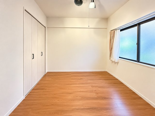 別角度から見た約6帖の洋室。窓が大きく設けられ、明るさを感じられるすっきりとした空間です。家具の配置を考えやすいシンプルな間取りで、ベッドやデスクなどもレイアウトしやすいのが魅力です。
