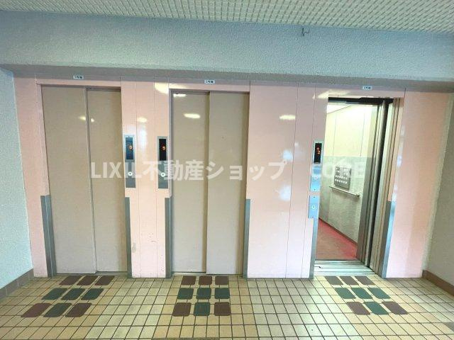 便利なエレベーター完備のマンション。3基あるので、混み合う心配もいりません。