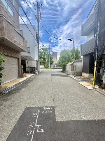 南側の前面道路は幅員約6.1mとゆとりある広さを確保。大型車でも切り返しがしやすく、毎日の駐車や対向車とのすれ違いもストレスフリーです。運転が苦手な方でも安心して暮らせる快適な住環境です。