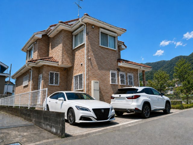 車は2台停められます。