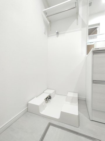 【室内洗濯機置き場】　室内に洗濯機置場を完備。天候に左右されず快適にお洗濯。