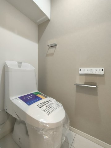 【トイレ】　シンプルで清潔感のあるトイレ空間です。