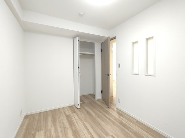 【サービスルーム　約4.0帖】　シンプルな造りで家具の配置がしやすい一部屋。自分好みの空間が作れます。