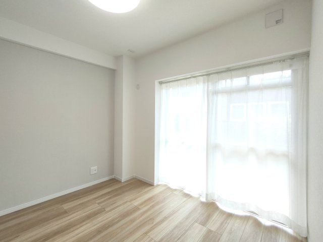 【洋室2　約4.5帖】　各部屋に収納を備え、衣類や荷物もすっきり整理できます。