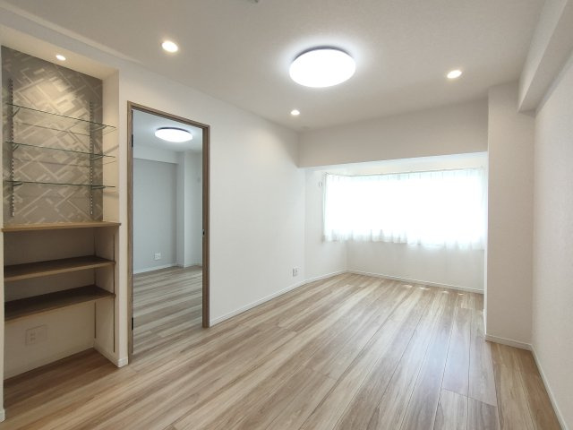 【LDK　約12.5帖】　窓からの光がやさしく差し込む、居心地の良いLDKです。
