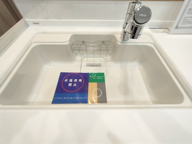 【シンク】　広々としたシンクで、洗い物や調理もスムーズに。