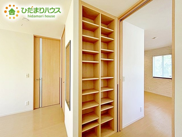 散らかりがちな小物類も飾りながら収納できますね