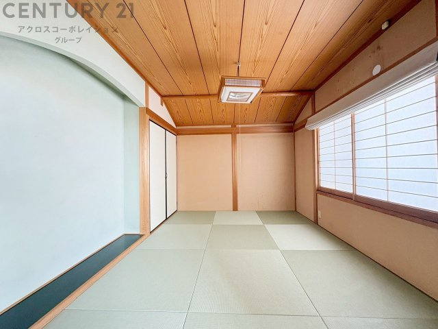 来客時の寝室や家事スペースなど、多目的に使える和室。畳ならではの柔らかさと調湿性で、季節を問わず快適に過ごせる便利な一部屋です。　