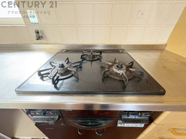 多数の調理器具を同時に使用でき、料理の効率化が可能。省エネで節約になり、様々な料理スタイルに適応できます。また、火力調整が独立しており、手入れや掃除もしやすく、今よりもっとお料理が楽しくなるかも。　