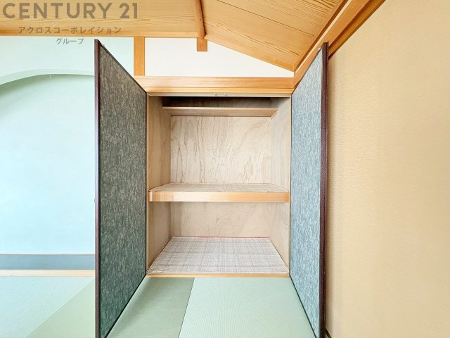 押入れは季節の衣類、寝具などを収納できます。伝統的な美しさと実用性が融合し、収納物を保護する調湿・換気効果があります。使い方によっては書類や小物なども効果的に整理でき空間を有効活用できます。　