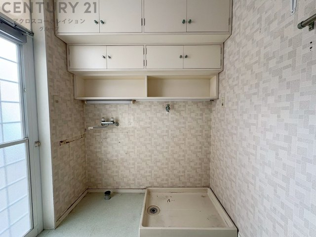 洗濯物の仕分け作業がしやすく、整理整頓が容易になります。洗濯音や湿気を他の部屋に持ち込まず、生活環境を快適に保ちます。上部を活用すれば収納スペースを確保でき洗剤や洗濯用品の整理もしやすくなります。　