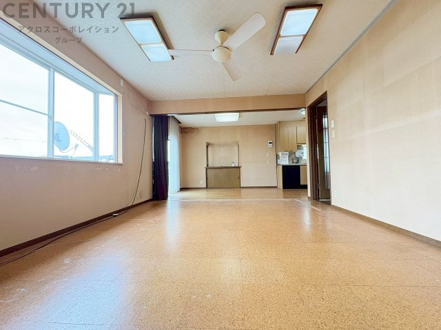 リビングダイニングは家族や友人とのコミュニケーションを楽しむ場所でくつろぎながら食事や会話を楽しめ、多目的に利用できリラックスできる空間です。家庭内の中心として機能し、快適な生活をサポートします。　