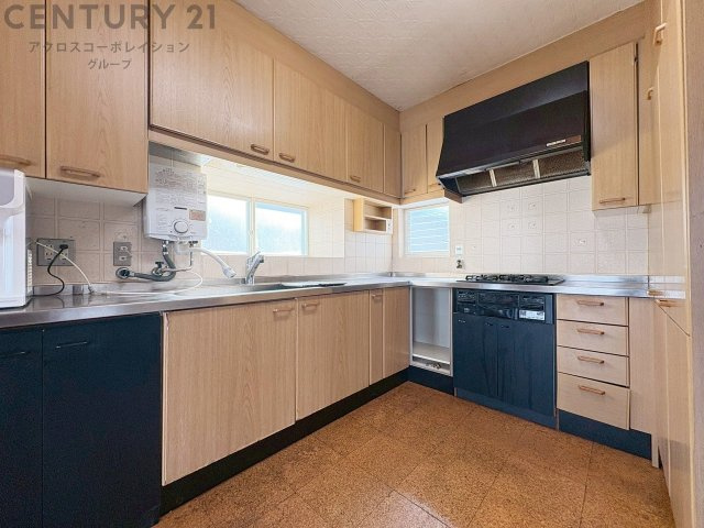 壁付けシステムキッチンはスペースの最大限の有効活用が可能で、動線がスムーズになり調理や準備が快適で効率的に行えます。収納スペースや吊り戸棚が設けられ、調理器具や食器類をスマートに収納できます。　