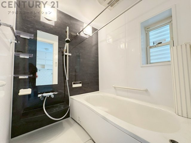 ユニットバスは省スペースでありながら、シンプルな設計と使いやすさを備え、簡便なメンテナンスが可能です。窓付きで換気にも便利です。またミラー・小物置き場もあり便利です。　