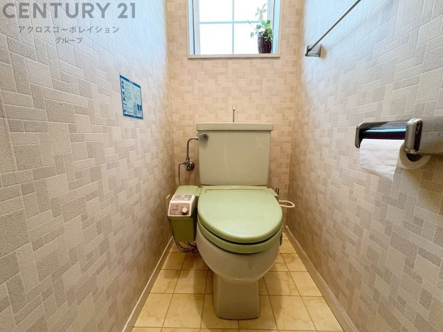 温水洗浄便座付トイレは温水洗浄機能により、暖かい水でおしりを洗浄することができ、冷たい水を使う従来の便座に比べ、温水洗浄機能で暖かいトイレを提供し、快適な使用を可能にします。　