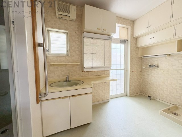 化粧品や洗顔料、歯ブラシなどの必需品をまとめて置ける収納スペースがあり、使用するたびに取り出す手間が省けます。また、水回りのため、濡れても大丈夫な素材が使用されており、お手入れが簡単です。　