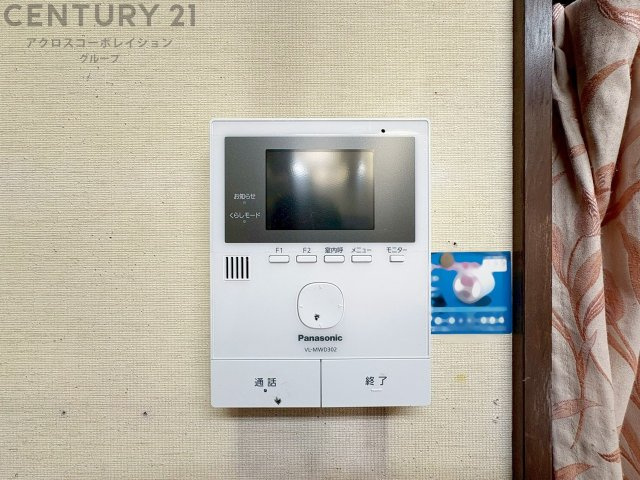 訪問者が来たときにテレビ画面で確認できるため、安心してドアを開けられます。録画機能があるものもあり、留守中に来訪者を記録しておくことができます。利便性が高く、セキュリティ面でも安心です。　