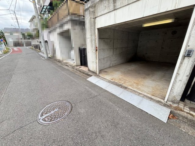 電動シャッター付きのガレージ