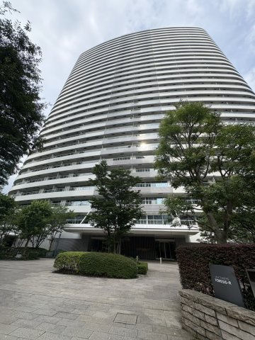 空に向かって優美な曲線を描く、モダンな造形美が目を引く外観デザイン。高層階へと美しくリフレッシュされた外壁がリゾートのような清涼感を漂わせ、みなとみらいエリアを象徴する圧倒的な存在感を放ちます。