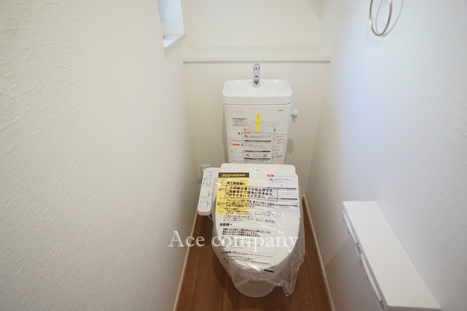 トイレは1階と2階の各階に完備☆ともに同仕様のシャワートイレです☆