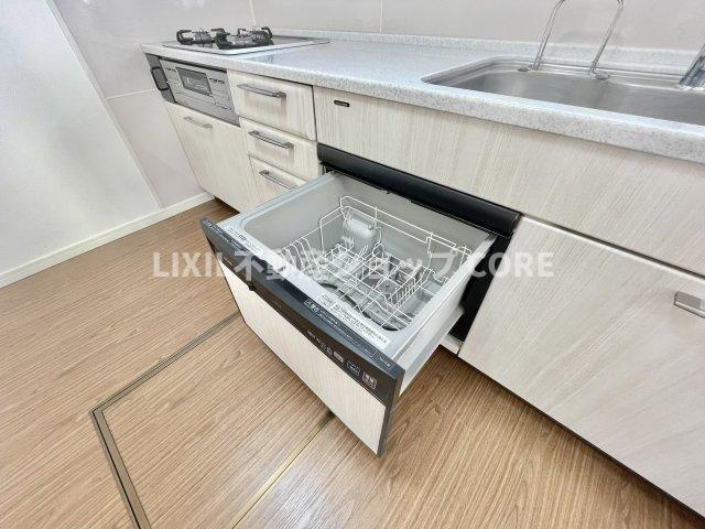 食器洗乾燥機付きで家族の食器もピカピカ。忙しい奥様には欠かせないアイテムのひとつ！！　