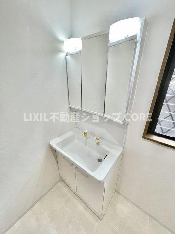 鏡の裏に豊富な収納量を確保した、三面鏡タイプの洗面化粧台。洗面室の整頓にも役立ちますね。　