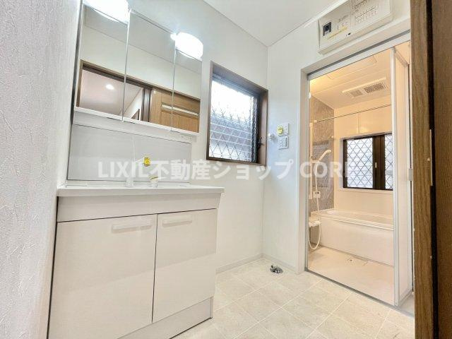 落ち着いた空間を演出するカラーと、ゆったり落ち着いてお使い頂ける広さが魅力のパウダールーム。　