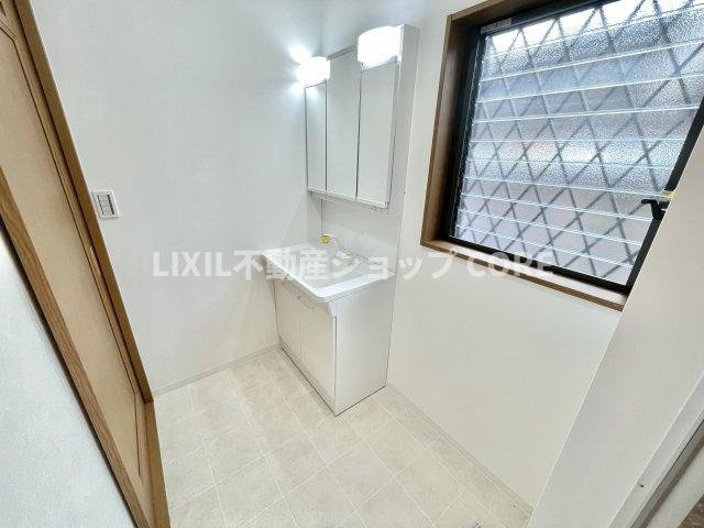 ゆとりの洗面スペースで朝の身支度も快適スムーズに。鏡の裏にはたっぷりと収納スペースを標準装備！　